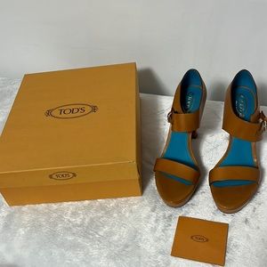NWT Authentic Tod’s Brandy Leather Platform Heels